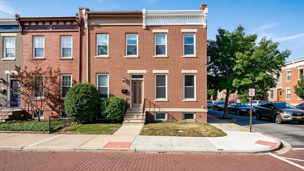 Junk hauling crew working in a Georgetown neighborhood